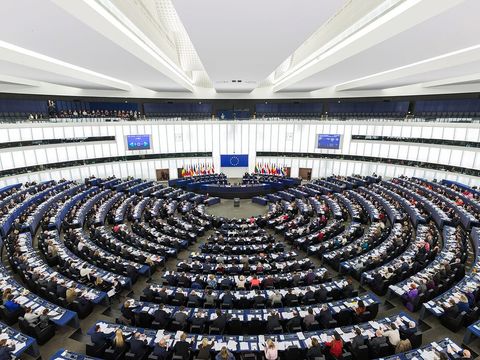 Plenarsaal des Europäischen Parlaments in Straßburg mit halbkreisförmigen Sitzreihen